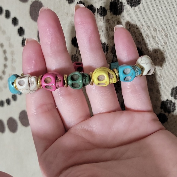 Halloween Multicolores Skulls Stretch Bead Bracelet - Picture 2 of 3